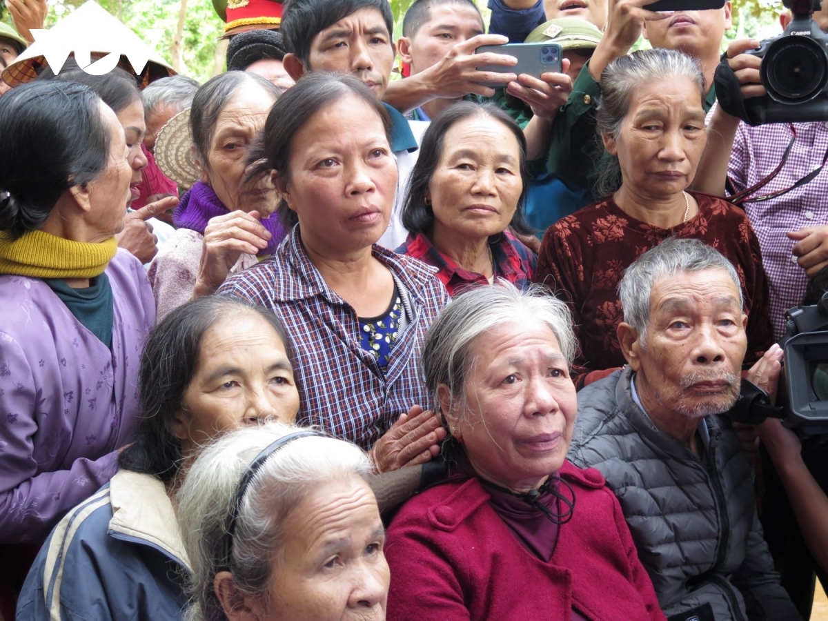 The morning of october 24 sees pm phuc visit hien ninh commune in quang district binh province as he sends condolences to flood victims. pictured are local residents from dien tu village during a meeting held with phuc.